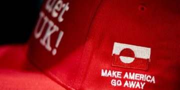 “Amerikë, ik në shtëpi!”/ Kapelet anti-MAGA kthehen në simbol rezistence mes krizës së Groenlandës