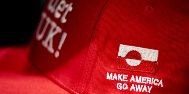 “Amerikë, ik në shtëpi!”/ Kapelet anti-MAGA kthehen në simbol rezistence mes krizës së Groenlandës