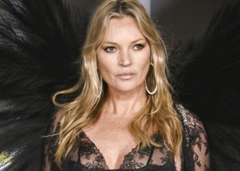 Sekreti i rinisë së 52 vjeçares Kate Moss: nga vajza e festave të çmendura në guru të mirëqenies