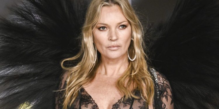 Sekreti i rinisë së 52 vjeçares Kate Moss: nga vajza e festave të çmendura në guru të mirëqenies