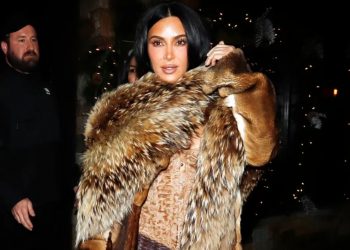Kim Kardashian kritikohet ashpër për veshje me peliҫe “nga koka te këmbët”