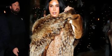 Kim Kardashian kritikohet ashpër për veshje me peliҫe “nga koka te këmbët”