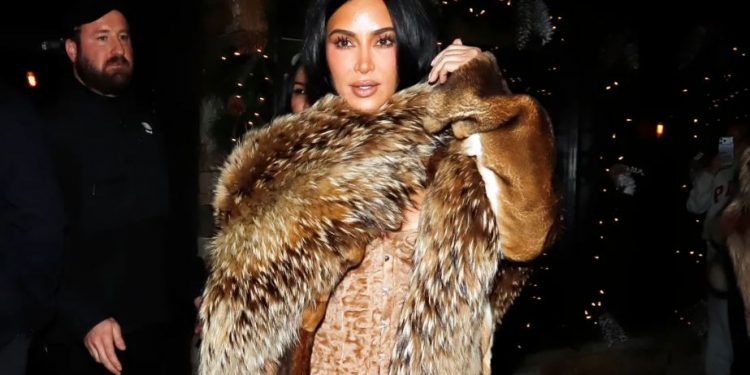 Kim Kardashian kritikohet ashpër për veshje me peliҫe “nga koka te këmbët”