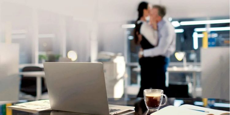 Angli / Rashë në dashuri me shefin – pas disa netëve të zjarrta ai s’më do më