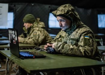 Studimi: Lufta në Ukrainë rriti ndjeshëm përdorimin e pornografisë