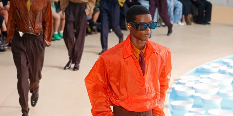 Nga pulovrat me zinxhir te kostumi modern: Si po ndryshon mënyra si vishen burrat