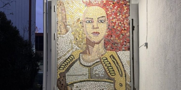 Mozaiku i Blerta Kambos vendoset pranë Arkivit të Filmit – arti që flet për kujtesën dhe forcën