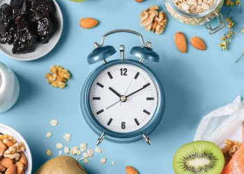 Nga pjata te përgjumja: arsyeja e fshehtë pse ushqimi të “fik” trurin