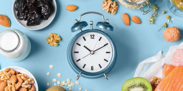 Nga pjata te përgjumja: arsyeja e fshehtë pse ushqimi të “fik” trurin