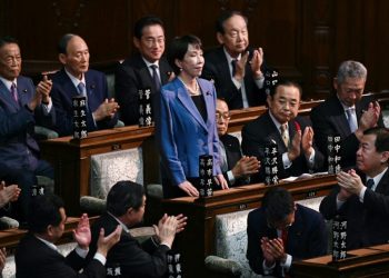 Kryeministrja e Japonisë bashkohet me deputetet për më shumë tualete për gratë në Parlament