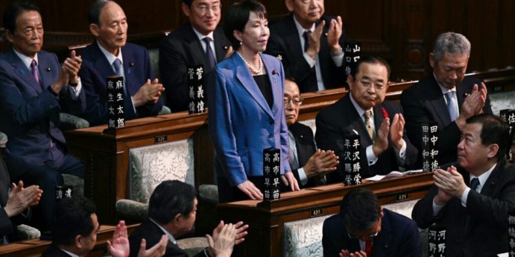 Kryeministrja e Japonisë bashkohet me deputetet për më shumë tualete për gratë në Parlament