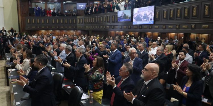 Karakas: Parlamenti mblidhet, tё gjithё nё mbrojtje tё Maduros