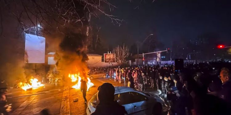 Gjakderdhje masive në protestat në Iran — qindra viktima, mijëra arrestime dhe reagime ndërkombëtare