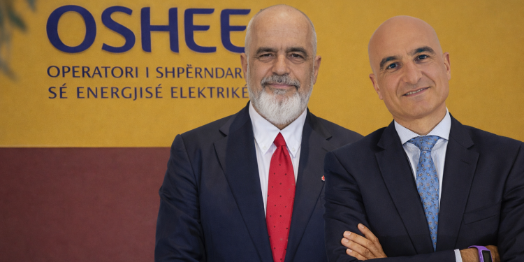 Populli garanton qeverinё – Qeveria garanton bankёn: VKM 15 milionë euro per “lundrimin” e sigurt tё anijes “Raiffeisen Bank”