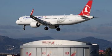 Alarm për bombë në bord: Avioni i Turkish Airlines bën ulje emergjente në Barcelonë