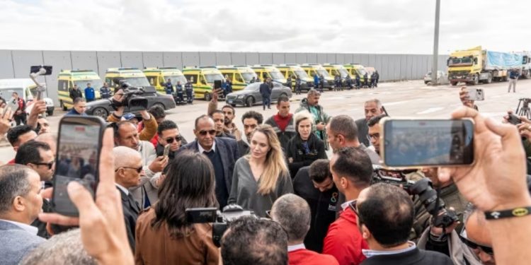 Angelina Jolie viziton Palestinën/Pengohet në kalimin kufitar në Rafah nga Izraeli