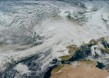 Stuhia Goretti godet Evropën: Franca dhe Britania në alarm, ndërprerje energjie, shkolla të mbyllura dhe ditë me mot ekstrem përpara