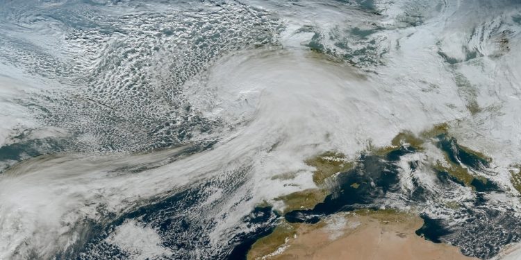 Stuhia Goretti godet Evropën: Franca dhe Britania në alarm, ndërprerje energjie, shkolla të mbyllura dhe ditë me mot ekstrem përpara