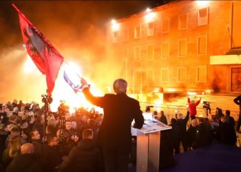 Përfundon Protesta e Opozitës: Mirupafshim! Ju faltë Zoti shnet e t’mira! Betejë, betejë dhe vetëm betejë!