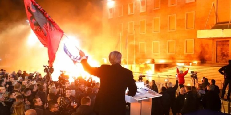 Përfundon Protesta e Opozitës: Mirupafshim! Ju faltë Zoti shnet e t’mira! Betejë, betejë dhe vetëm betejë!
