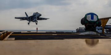 E fundit/Aeroplanmbajtësja amerikane mbërrin në Lindjen e Mesme: rriten tensionet me Iranin dhe paralajmërimet për ndërhyrje ushtarake