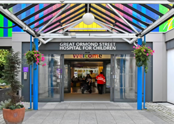 Gati 100 fëmijë të dëmtuar nga ndërhyrjet e një kirurgu ortoped në Londër