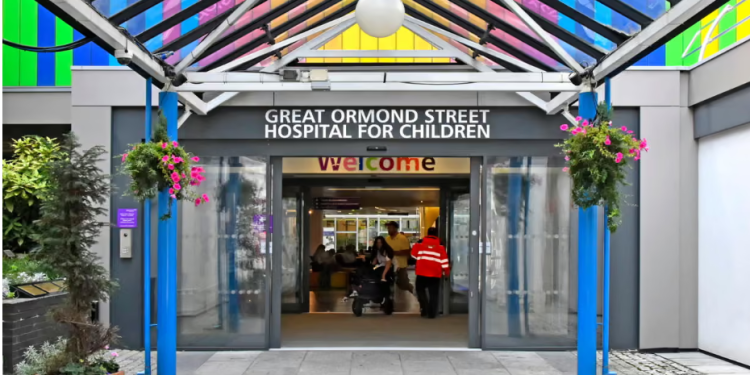 Gati 100 fëmijë të dëmtuar nga ndërhyrjet e një kirurgu ortoped në Londër