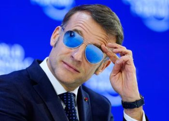 “Bum” shitjesh: Syzet e Macron-it në Davos – trendi mё i ri nё treg