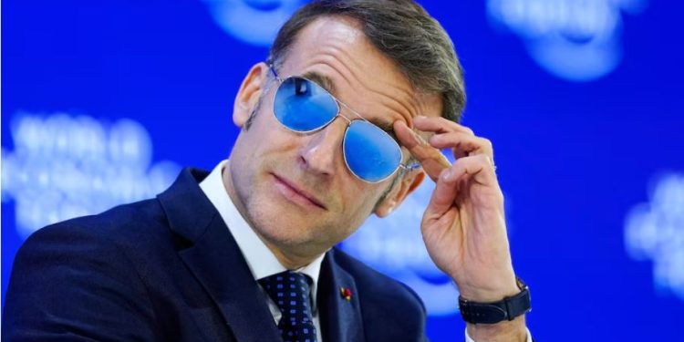 “Bum” shitjesh: Syzet e Macron-it në Davos – trendi mё i ri nё treg