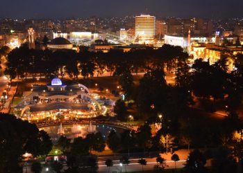 Ryanair vendos bast mbi Tiranën: kryeqyteti shqiptar në listën e pushimeve të 2026-ës