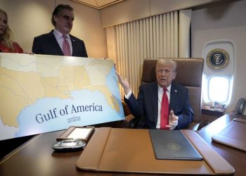 Trump hap hartën e botës dhe vё gishtin