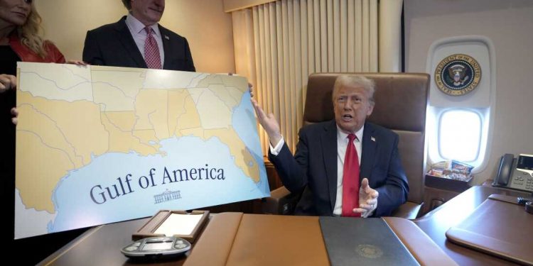 Trump hap hartën e botës dhe vё gishtin