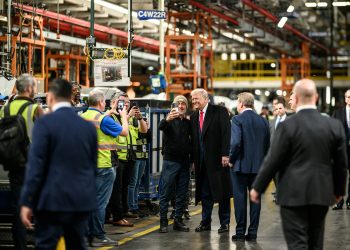 Trump shau punëtorin e Ford, Shtëpia e Bardhë e quan reagimin “të përshtatshëm”