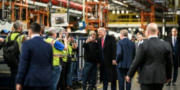 Trump shau punëtorin e Ford, Shtëpia e Bardhë e quan reagimin “të përshtatshëm”