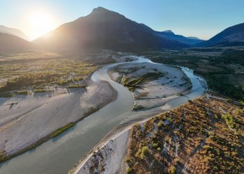 The Guardian reportazh pёr Vjosёn / Mbrojtja e një prej lumenjve të fundit të egër të Europës: një udhëtim vullnetar në Vjosë, Shqipëri