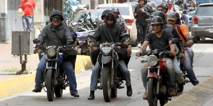 SHBA alarmon qytetarët: Largohuni menjëherë nga Venezuela – paraushtarakët kërkojnë amerikanë nëpёr rrugë