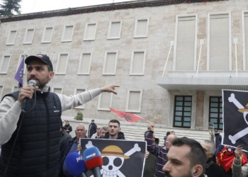 Adriatik Lapaj në ditën e 28-të të protestës: “Edi Rama, o hajdut” / “Dilni në shesh, o njerëz” – janë thirrjet e “Shqipëria Bëhet”