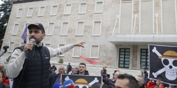 Adriatik Lapaj në ditën e 28-të të protestës: “Edi Rama, o hajdut” / “Dilni në shesh, o njerëz” – janë thirrjet e “Shqipëria Bëhet”