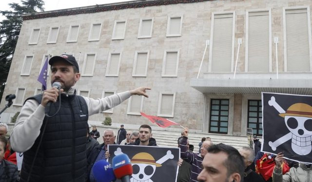 Adriatik Lapaj në ditën e 28-të të protestës: “Edi Rama, o hajdut” / “Dilni në shesh, o njerëz” – janë thirrjet e “Shqipëria Bëhet”