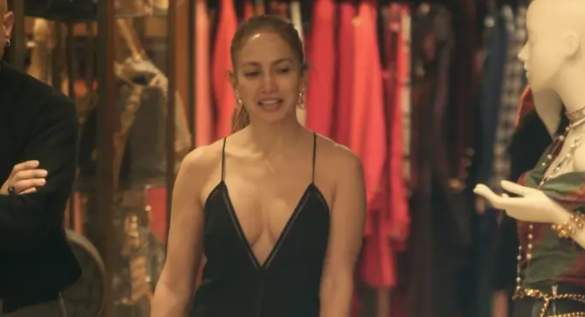 Jennifer Lopez bёn pazar me dekolte në Beverly Hills