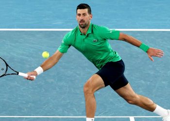 “Qetësohu, idiot” – Djokovic fiton ndeshjen e 400-të, por shpëton nga një tjetër skualifikim