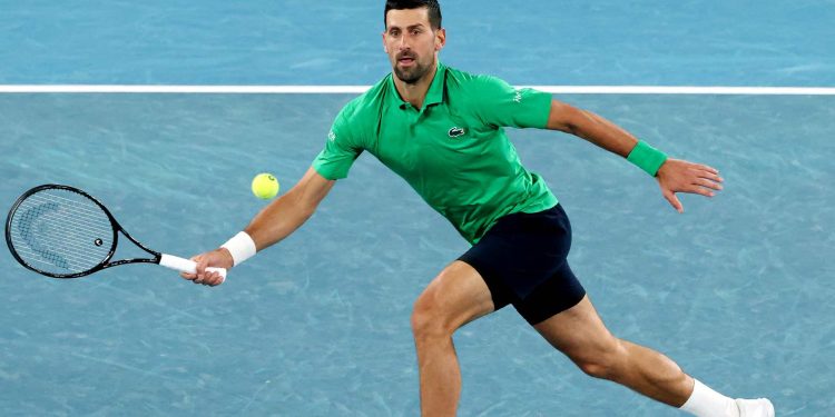 “Qetësohu, idiot” – Djokovic fiton ndeshjen e 400-të, por shpëton nga një tjetër skualifikim