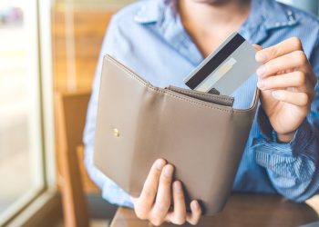 Studimi: Stresi financiar e plak zemrën më shpejt se mosha