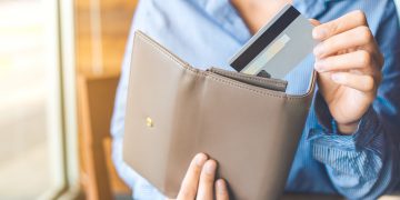 Studimi: Stresi financiar e plak zemrën më shpejt se mosha