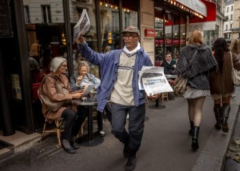 Pas 50 vitesh duke shitur gazeta në rrugët e Parisit, Ali Akbar dekorohet “Kalorës” nga Macron