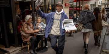 Pas 50 vitesh duke shitur gazeta në rrugët e Parisit, Ali Akbar dekorohet “Kalorës” nga Macron