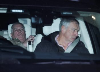 Nga një princ i pashëm në një fantazmë pas xhamit, fytyra e Andrew tregon historinë e rënies së tij