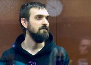 6 vite burg për një batutë: Rusia dënon komedianin për “urrejtje” pas shfaqjes humoristike