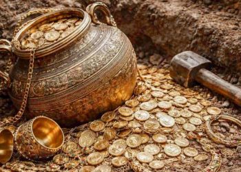 Në kërkim të një çekiçi, zbuloi thesarin më të madh romak – me vlerë 1.75 milionë paund