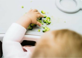 Fëmijët që ushqehen vetë flasin më shpejt, zbulon studimi ndërkombëtar